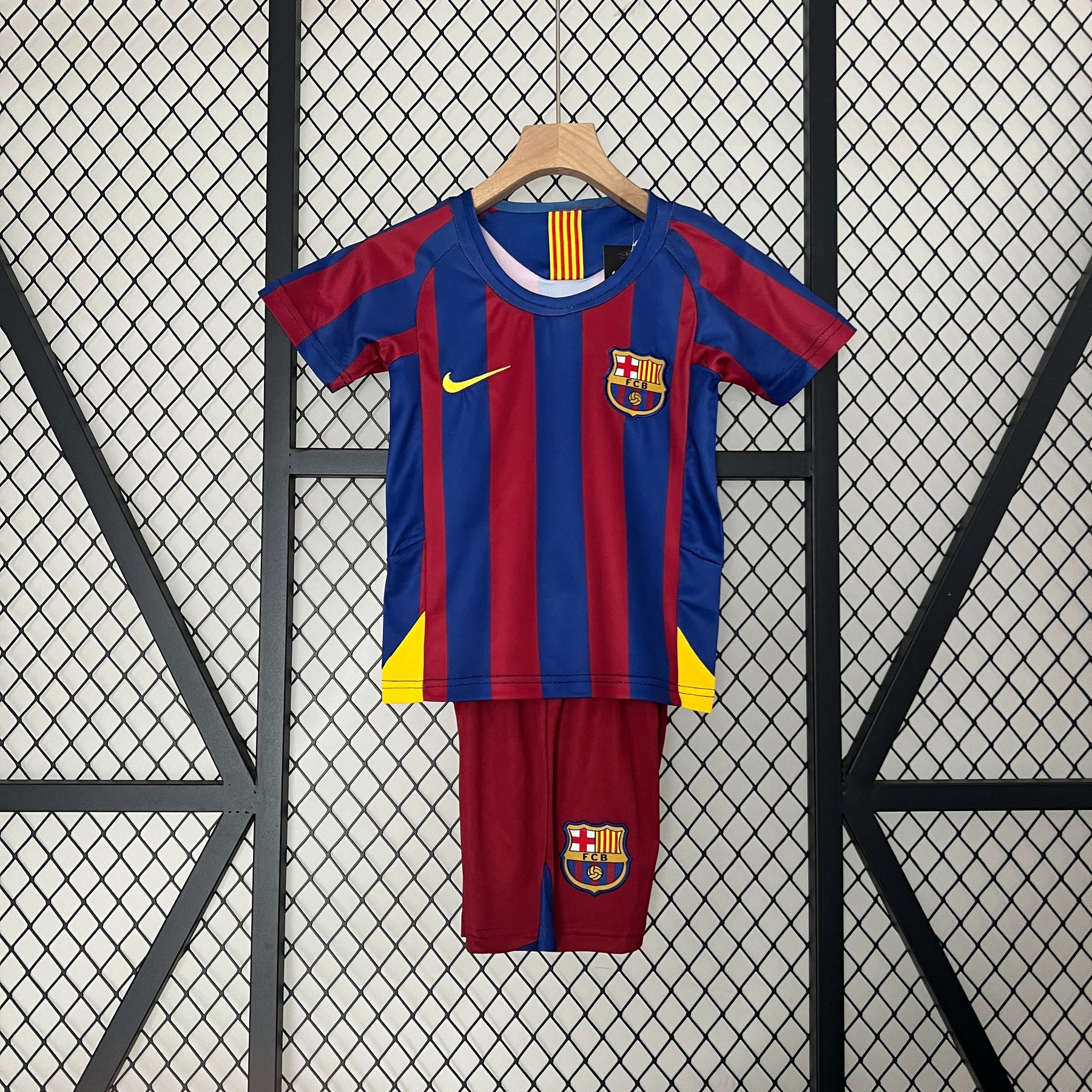 Barcelona Home 05/06 Kit Kids Retro